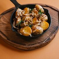 Молодой картофель, обжаренный с луком и грибами в Круча