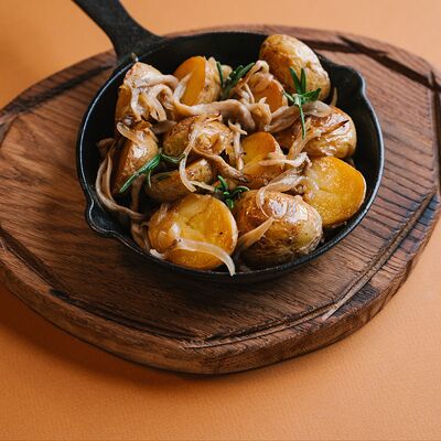 Молодой картофель, обжаренный с луком и грибами в Круча по цене 490 ₽