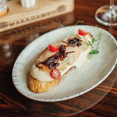 Брускетта с курицей и карамельным луком в НА ЛУНЕ по цене 490 ₽