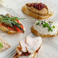 Брускетта с балтийскими шпротами в Катюша Katyusha