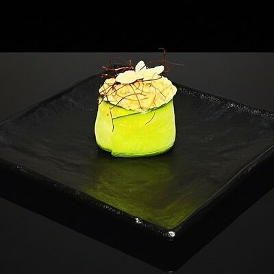 Гункан с угрем в огурце в Бейкер суши по цене 289 ₽