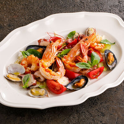 Тёплый салат из морепродуктов в Ginza по цене 3990 ₽