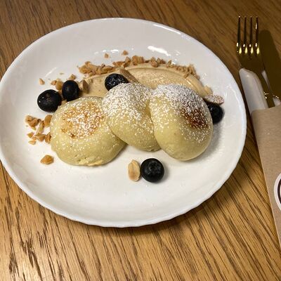Сырники с арахисовым муссом и голубикойв 11/47 Bakery по цене 675 ₽