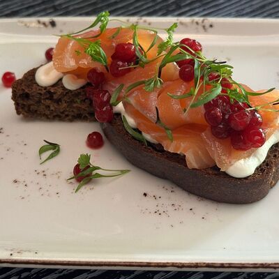 Брускетта с лососем в Only Wine по цене 990 ₽