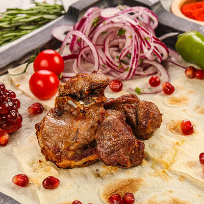 Шашлык из ягненка (подается с маринованным луком) в ШАМПУР и его команда по цене 545 ₽