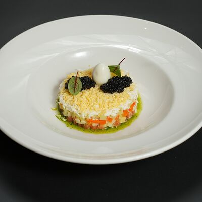 Салат Мимоза с лососем горячего копчения в Монтенегро по цене 690 ₽