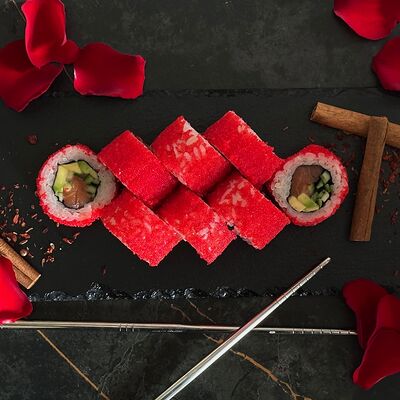 Калифорния с лососем и авокадов Panda Sushi по цене 599 ₽