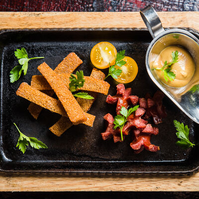 Колбаски охотничьи с чесночными гренками в Reader's pub по цене 240 ₽