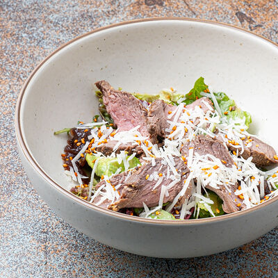 Салат с ростбифом, томатами и кунжутной заправкой в Темп по цене 850 ₽