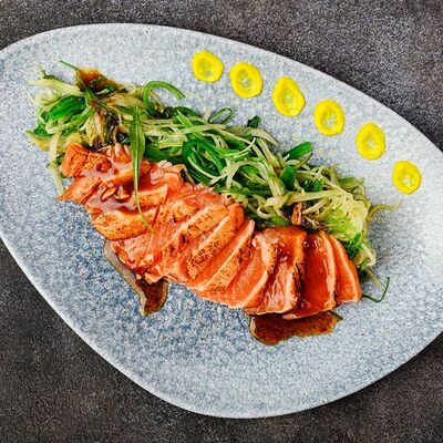Татаки лосось в Sushi & More по цене 630 ₽