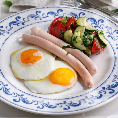 Сосиски из кролика с глазуньей в Кукумбер по цене 690