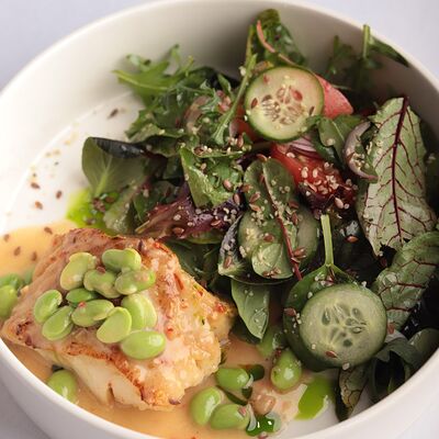 Припущенная треска с микс-салатом, бобами эдамаме и льняными семенами в Бурбон по цене 1290 ₽