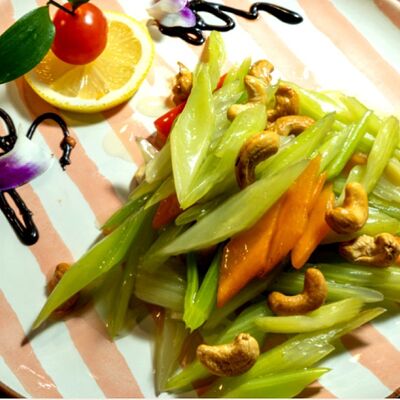 Салат из сельдерея с кешью в Золотая панда по цене 1517 ₽