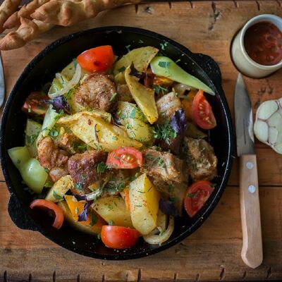 Сковородка со свининой в Вкусное место по цене 450 ₽