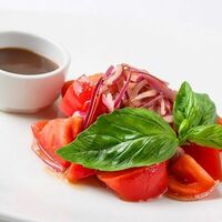 Салат из помидоров и красного лука в Andiamo