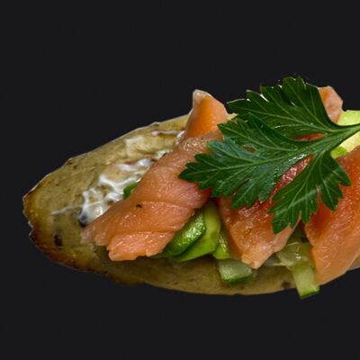 Брускетта с семгой и авокадов Кофе-Тюр по цене 432 ₽