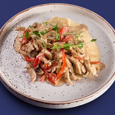Фрикасе из курицы с картофельным пюре в Конор по цене 590 ₽