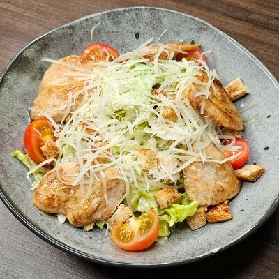 Салат Цезарь с курицей в I Want Coffee & Food по цене 660 ₽
