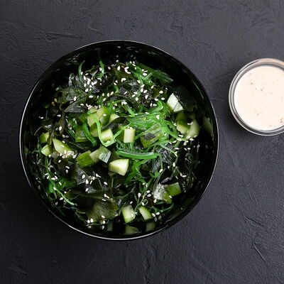 Салат с чукой и ореховым соусом в Sushiman по цене 286 ₽