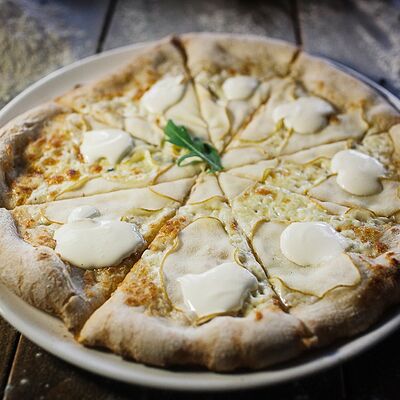 Пицца с грушей и сыром горгондзола в Рандеву по цене 820 ₽