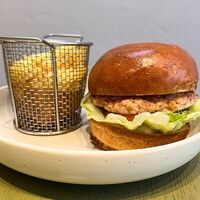 Детский бургер с картофелем фри в Bistro Оstro