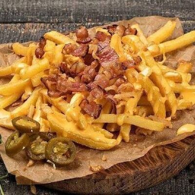 Картофель фри с сыром чеддер и хрустящим бекономв Пиццерия Перчик по цене 275 ₽