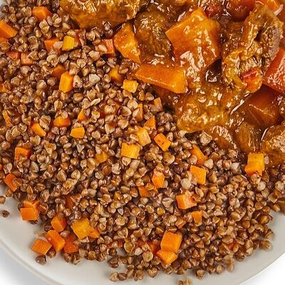Гуляш из говядины с гречкой в Вкусный шашлык и не только по цене 450 ₽