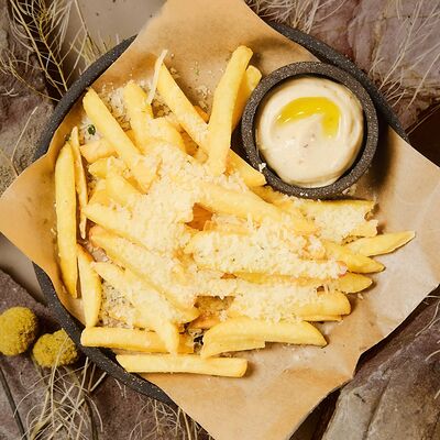 Картофель фри с трюфельным соусом и пармезаном в Zanzibar по цене 480 ₽