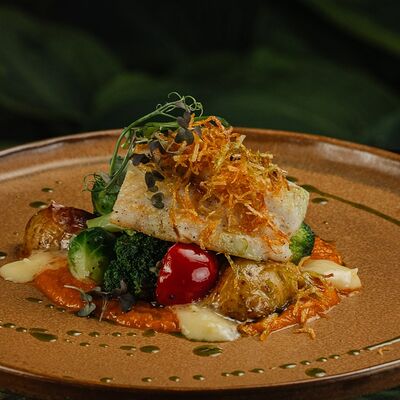 Судак с печеными овощами под соусом голландез в Yellow Kitchen & bar по цене 936 ₽