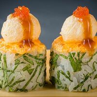 Запеченный ролл с тигровыми креветками в Yellowfin sushi