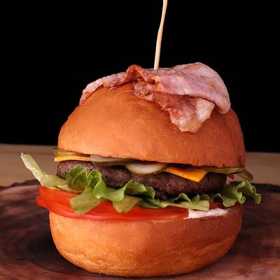 Бургер с говядиной в Тот самый бар по цене 620 ₽