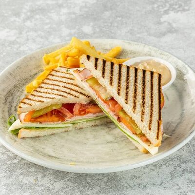 Сэндвич с индейкой и картофелем фри в Кофейня №1 по цене 485 ₽