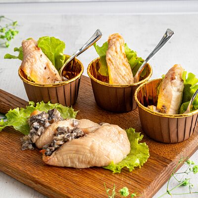 Курица под грибным соусом Жюльен в KanapeFest по цене 3010 ₽