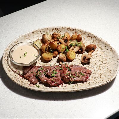 Говяжья вырезка с молодым картофелем и грибами в МЕГРЕЛИ по цене 1550 ₽