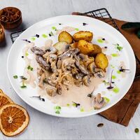 Бефстроганов с картофельным пюре и белыми грибами в Randevu