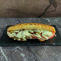 Хот-дог с шашлыком из курицы и солеными огурцами в Шаурмаг