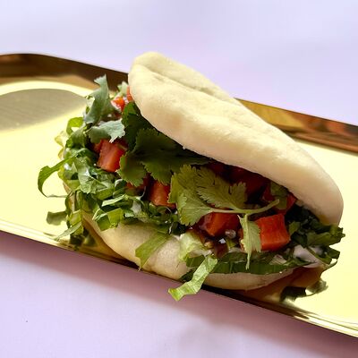 Сэндвич на паровой булочке Бао, испеченной сегодня, с форелью в Просто Азия x Десертория по цене 630 ₽