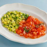 Тартар из лосося и авокадо с красной икрой в Терраса