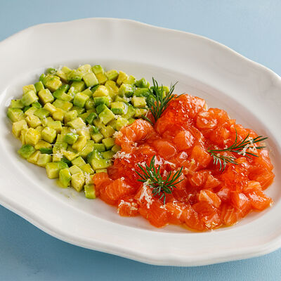 Тартар из лосося и авокадо с красной икрой в Терраса по цене 2150 ₽