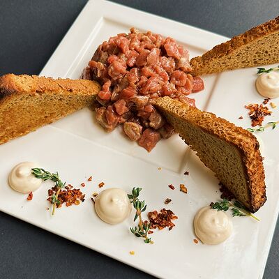 Тартар из говядины с устричным и шафрановым соусом в Трюфель по цене 770 ₽