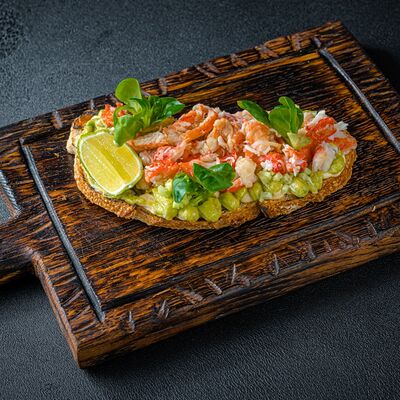 Брускетта с крабом, хрустящим айсбергом и авокадо в Florentini City Café по цене 1270 ₽