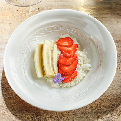 Рисовая каша с бананом и ягодами в Ива по цене 640 ₽