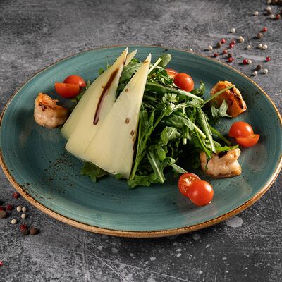 Салат руккола с креветками и сыром чеддер в Фарш бургер халяль по цене 2680 ₽