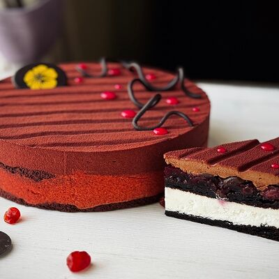 Пирожное Вишня в шоколаде в Кондитерская Виолет по цене 319 ₽