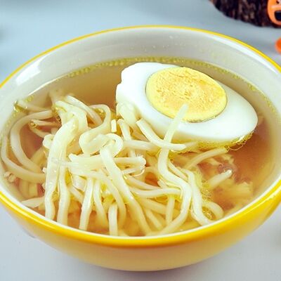 Куриный бульончик с яйцом, курочкой и домашней лапшой в Сулугуни по цене 184 ₽