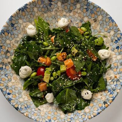 Салат с лососем в La Torre по цене 935 ₽