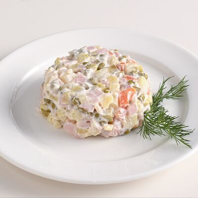 Оливье с говядиной в ЧиллМил по цене 559 ₽