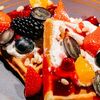 Венские вафли с сыром рикотта и сезонными ягодамив Ярды Superbar по цене 650