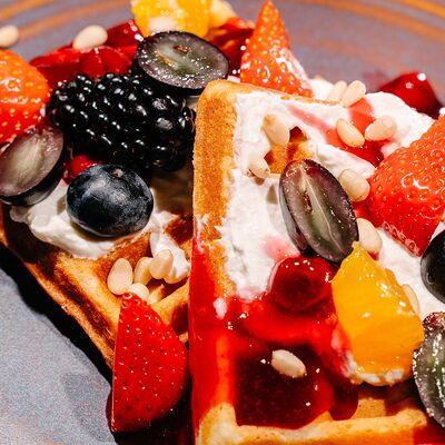 Венские вафли с сыром рикотта и сезонными ягодамив Ярды Superbar по цене 650 ₽