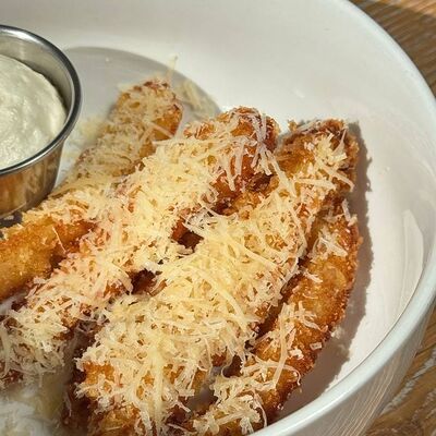 Куриные стрипсы с пармезаном в Гости, бистро по цене 370 ₽